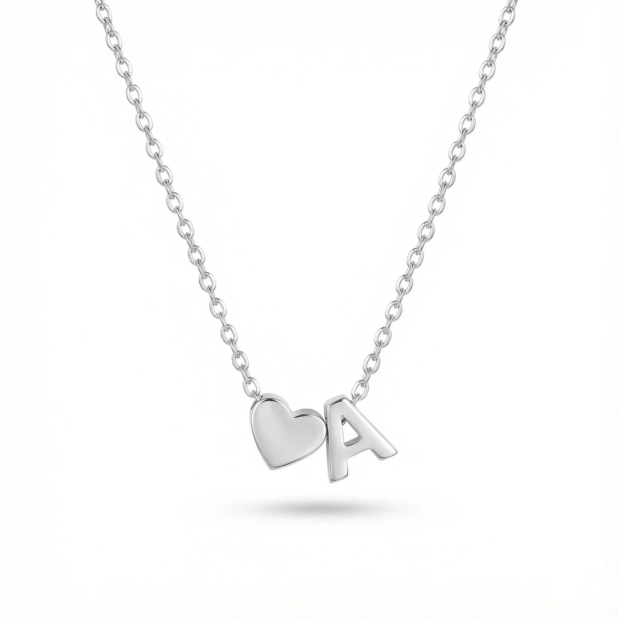 COLLIER AVEC INITIALE EN FORME DE CŒUR