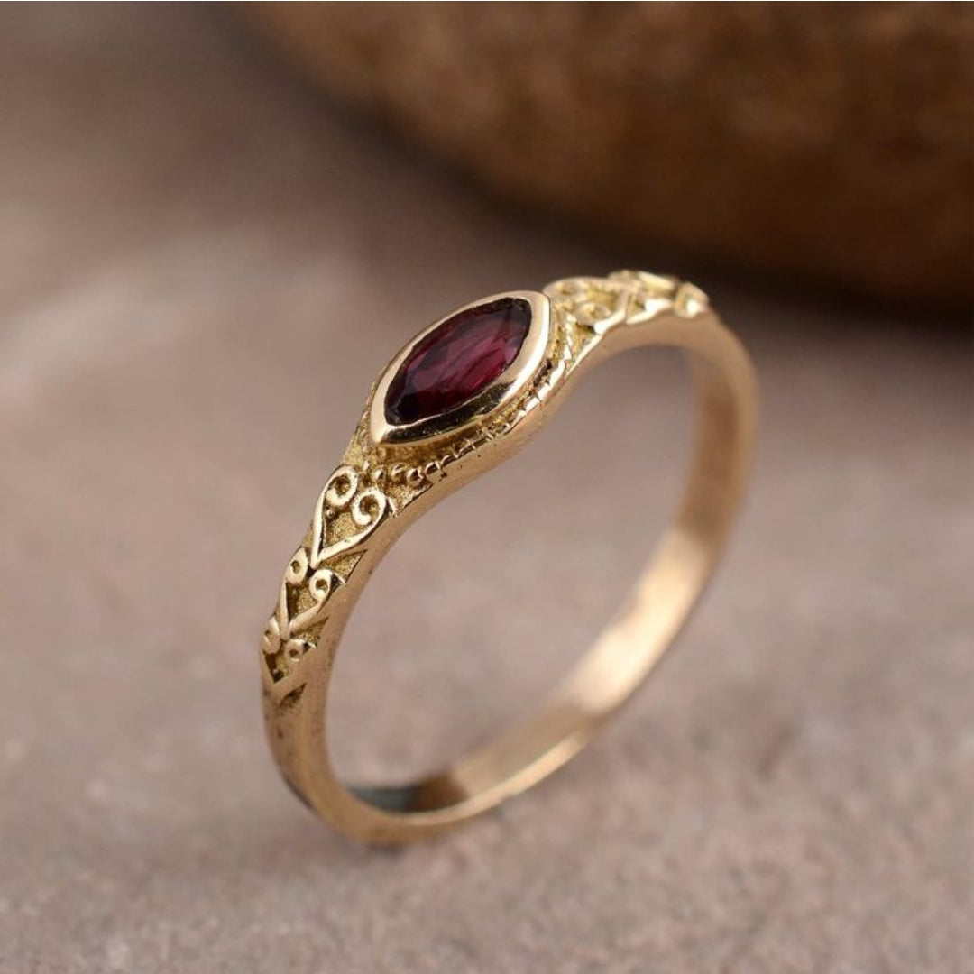 BAGUE VINTAGE ROUGE INCRUSTÉ PIERRE OR
