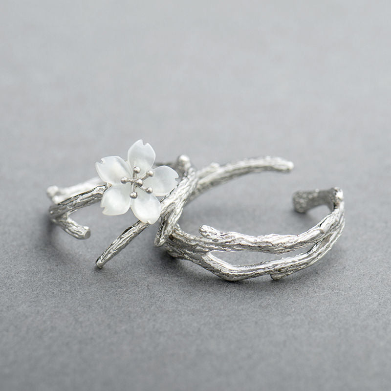 BAGUE VINTAGE BLANC FLEUR RÉGLABLE