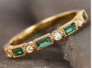 BAGUE VINTAGE INCRUSTÉ VERT ZIRCONE