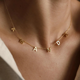 COLLIER AVEC UNE LETTRE
