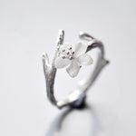 BAGUE VINTAGE BLANC FLEUR RÉGLABLE