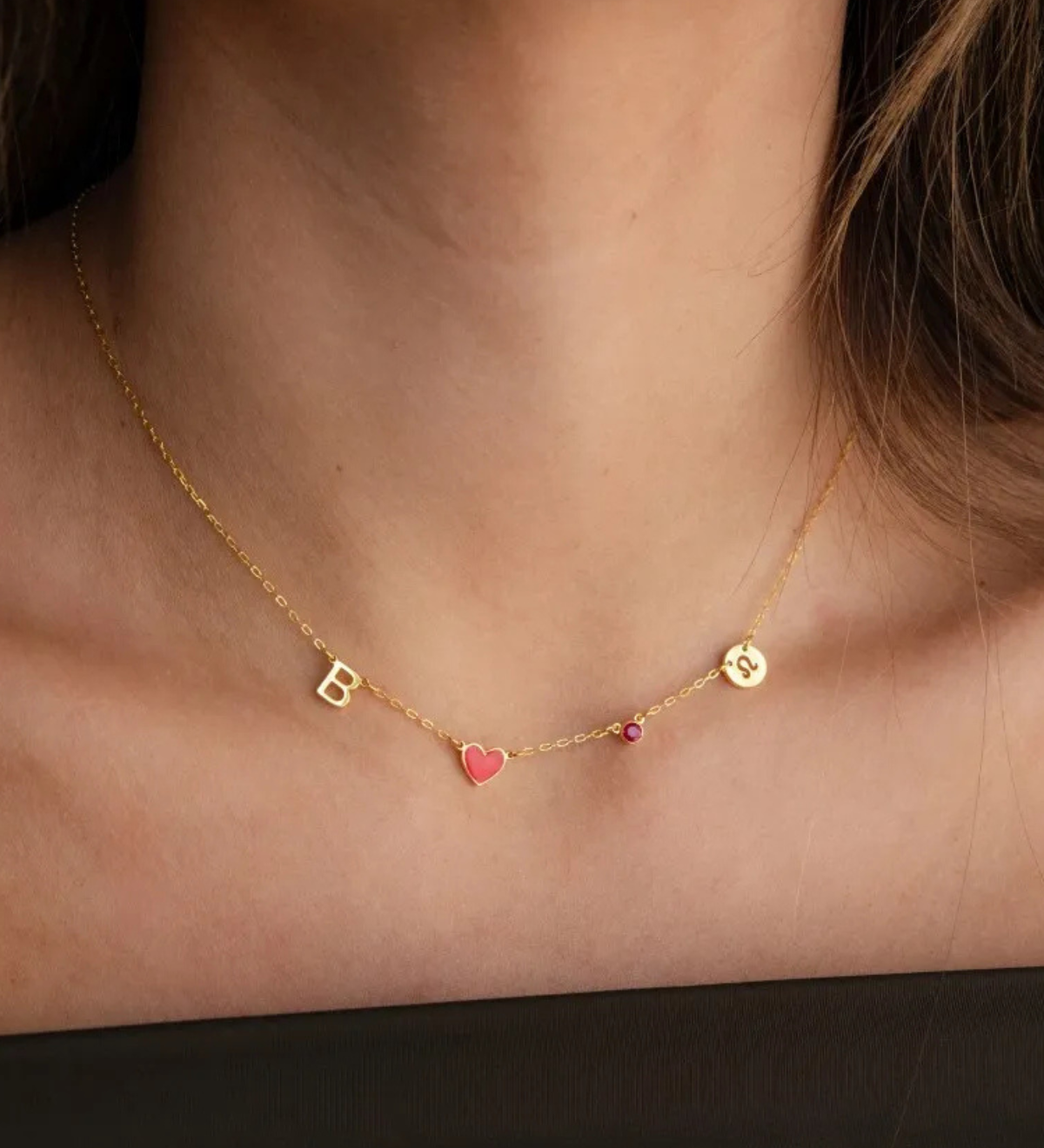 COLLIER AVEC INITIALE EN FORME DE CŒUR
