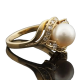 Elegant Ring with Pearl and Brilliant Gold