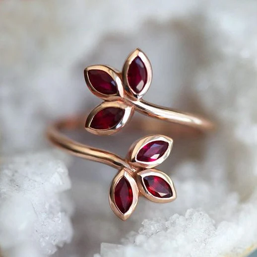 BAGUE VINTAGE ROUGE CRISTAL FEUILLE OR
